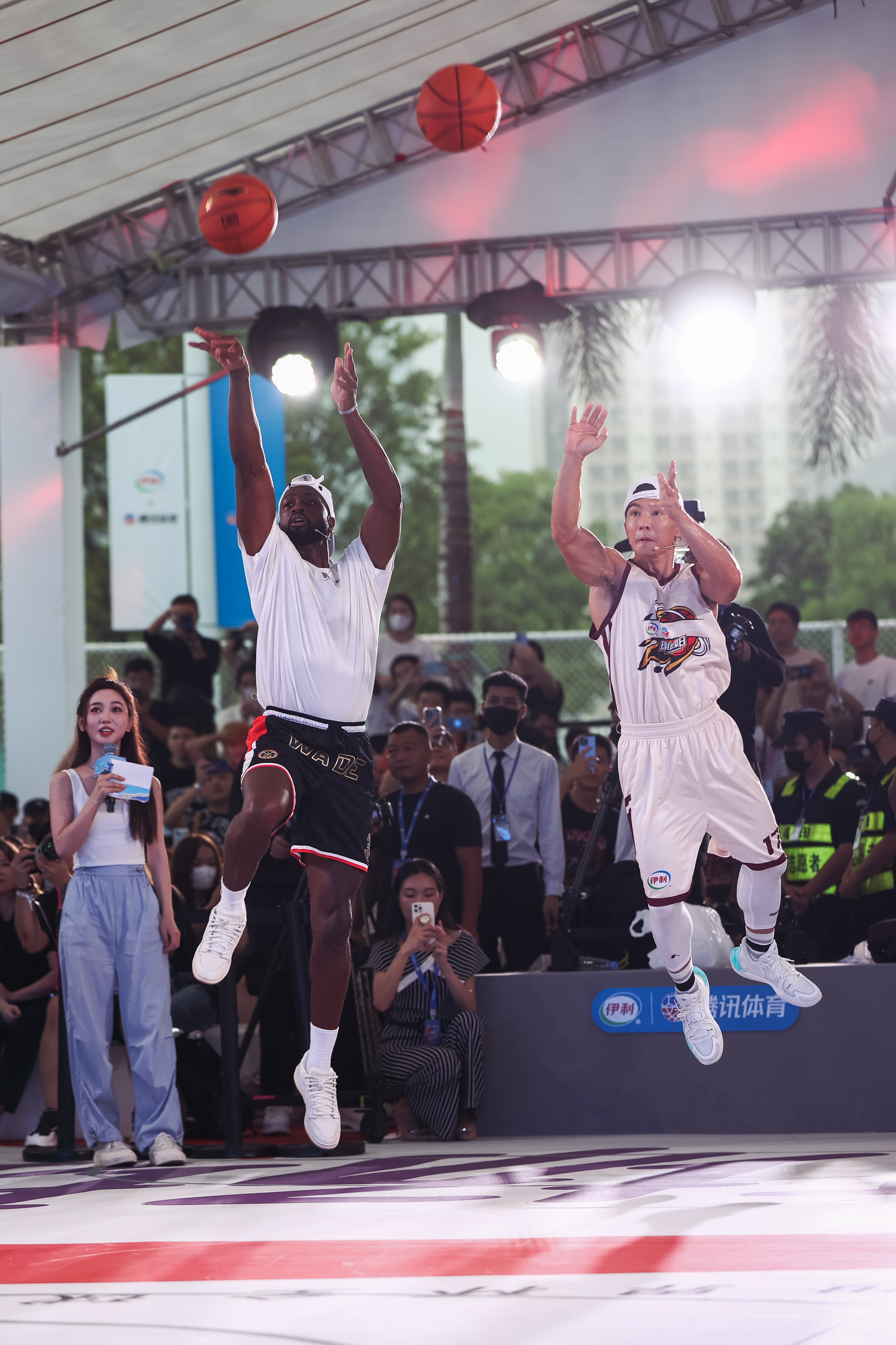 球员在篮球场上一展身手，技艺高超