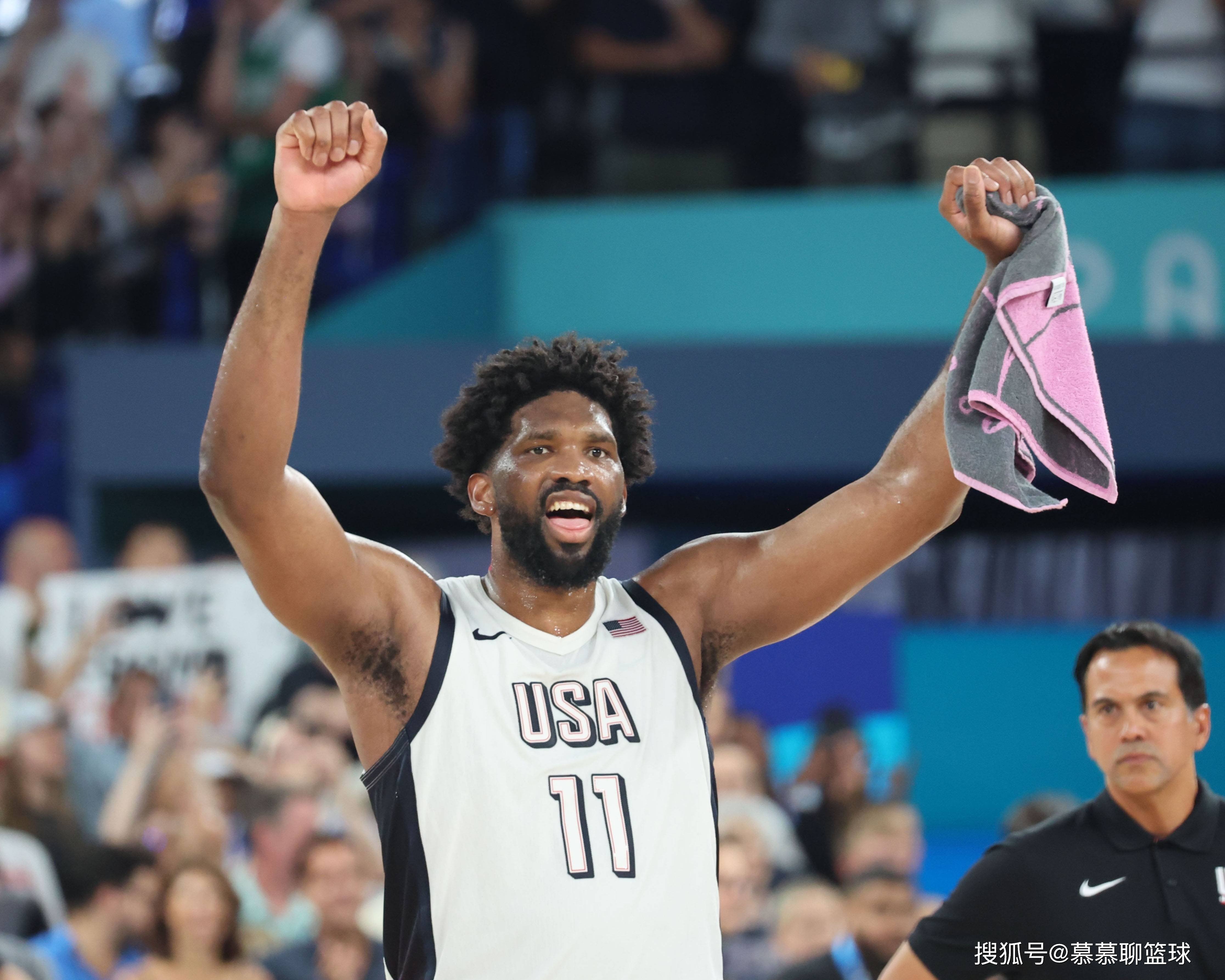 九游体育直播-恩比德强势篮板，率人队取得胜利