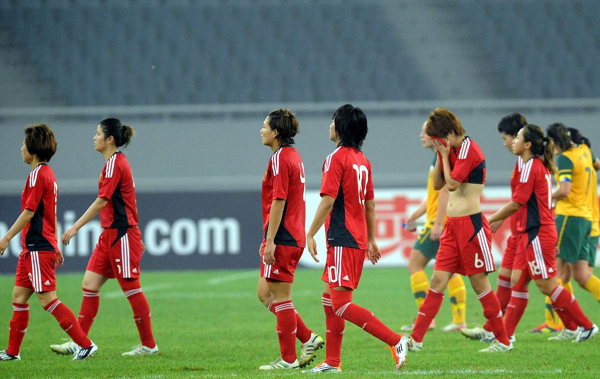 高水准足球对决，女选手勇夺胜利