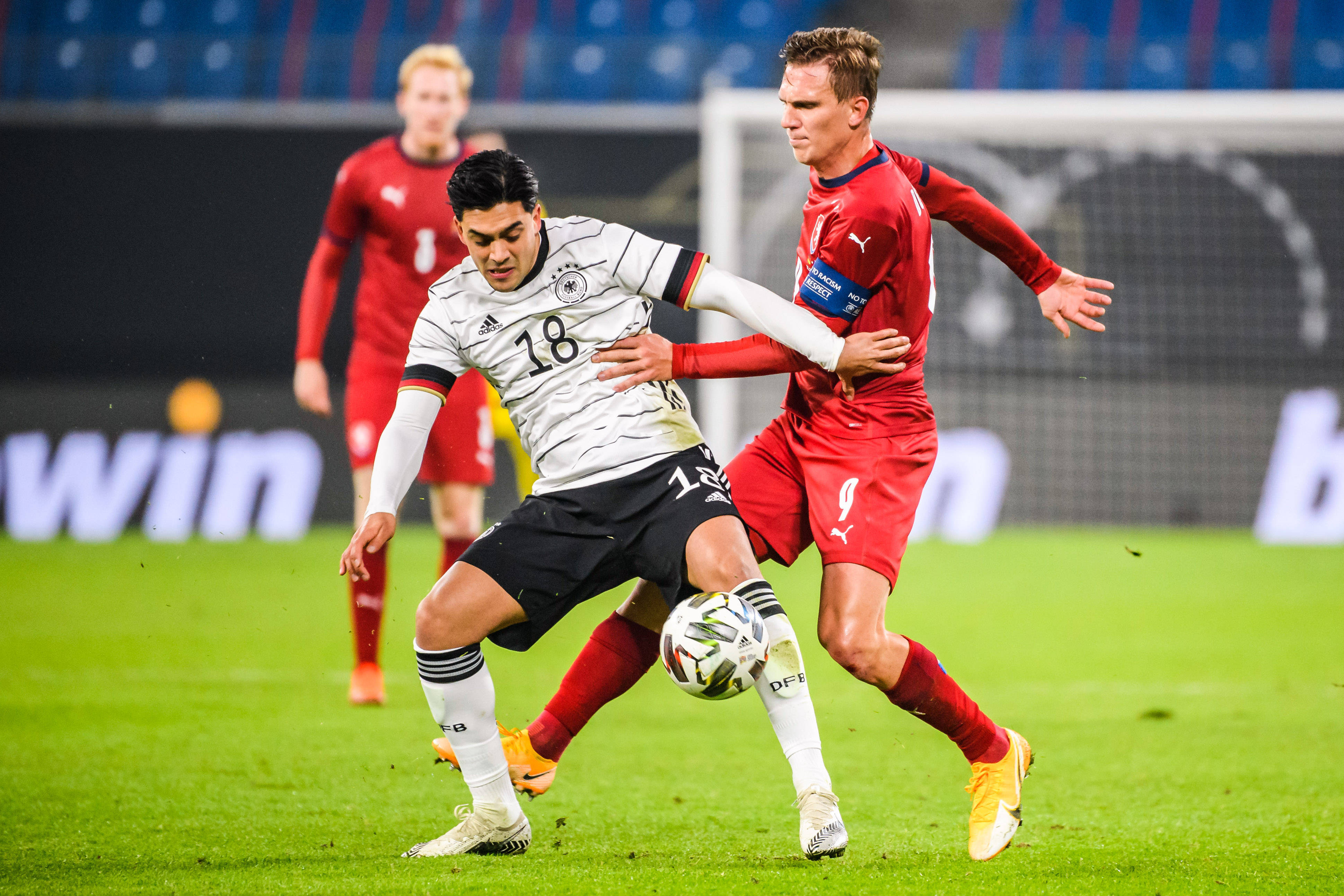 关于竞技突纽大胜阿尔巴尼亚，闯过关的信息