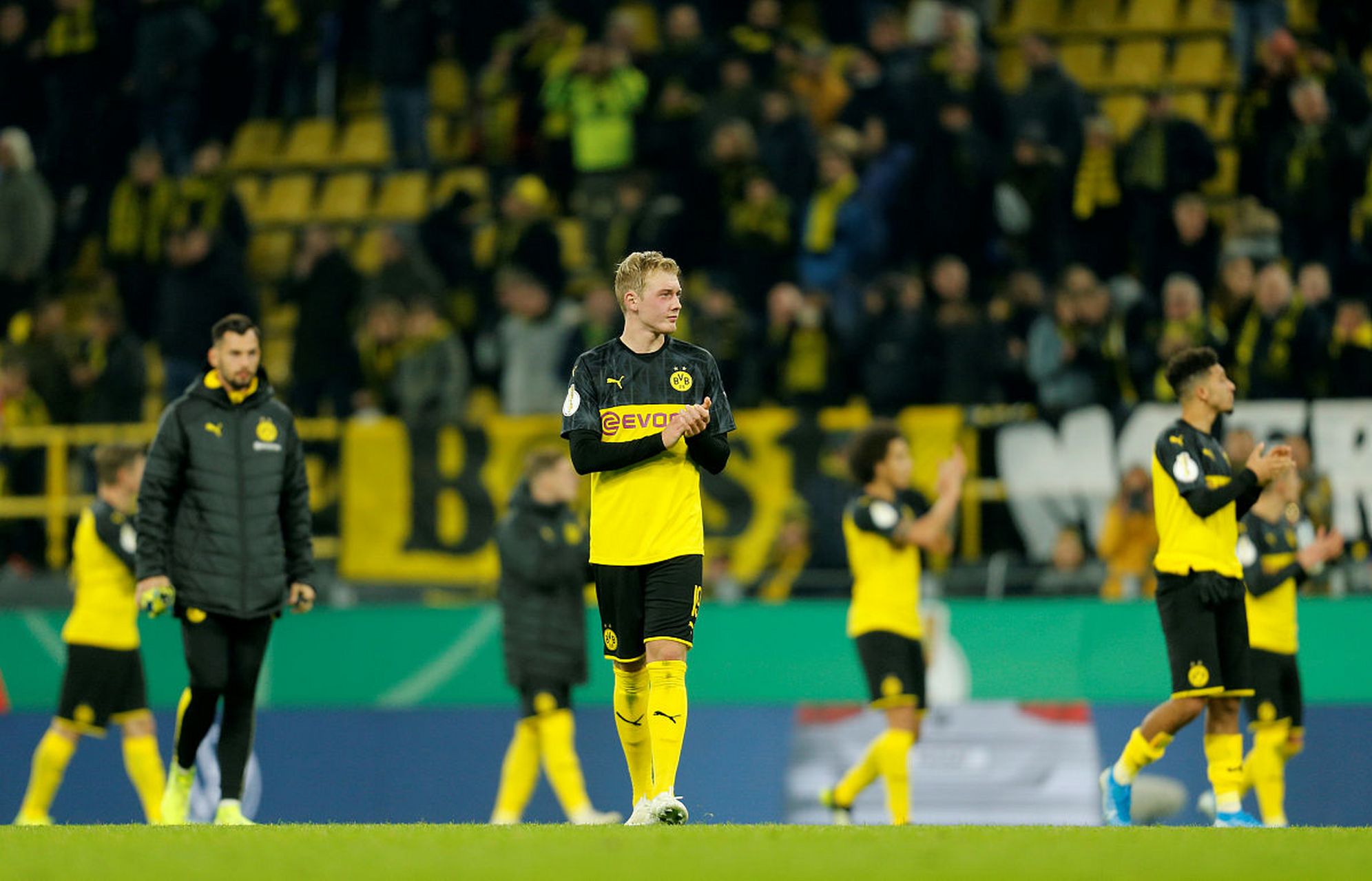 九游体育APP下载-法兰克福客场战胜多特蒙德，取得惊喜胜利