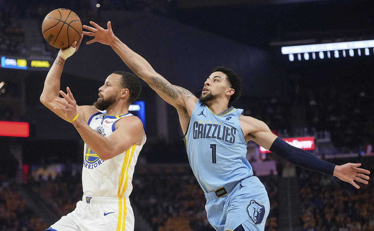 包含火箭客场逆转灰熊，取得关键胜利的词条