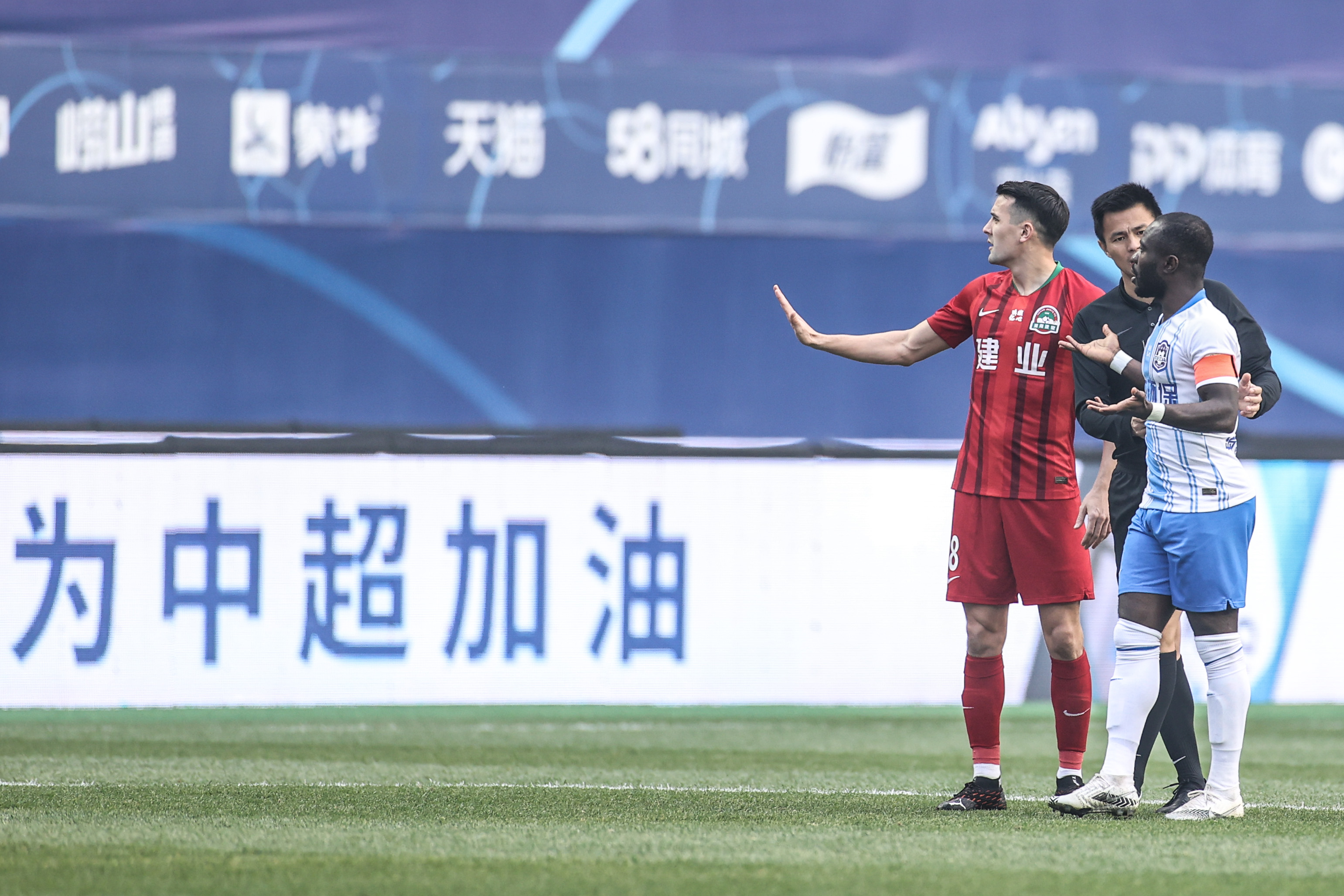 热血对决：泰达对阵建业争夺胜利将在今晚展开！的简单介绍