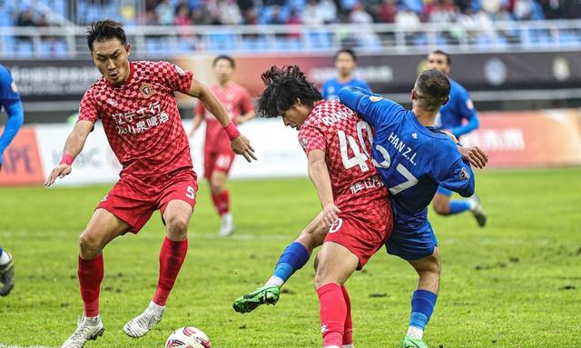 足球比赛场面激荡不已，球员们争分夺秒