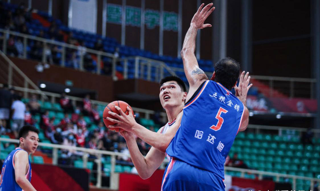 九游体育APP下载-关于中后卫遭遇重伤，替补意外表现抢眼的信息