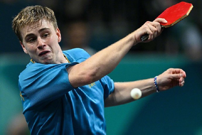 瑞典队在排球比赛中展现出顽强的战斗力