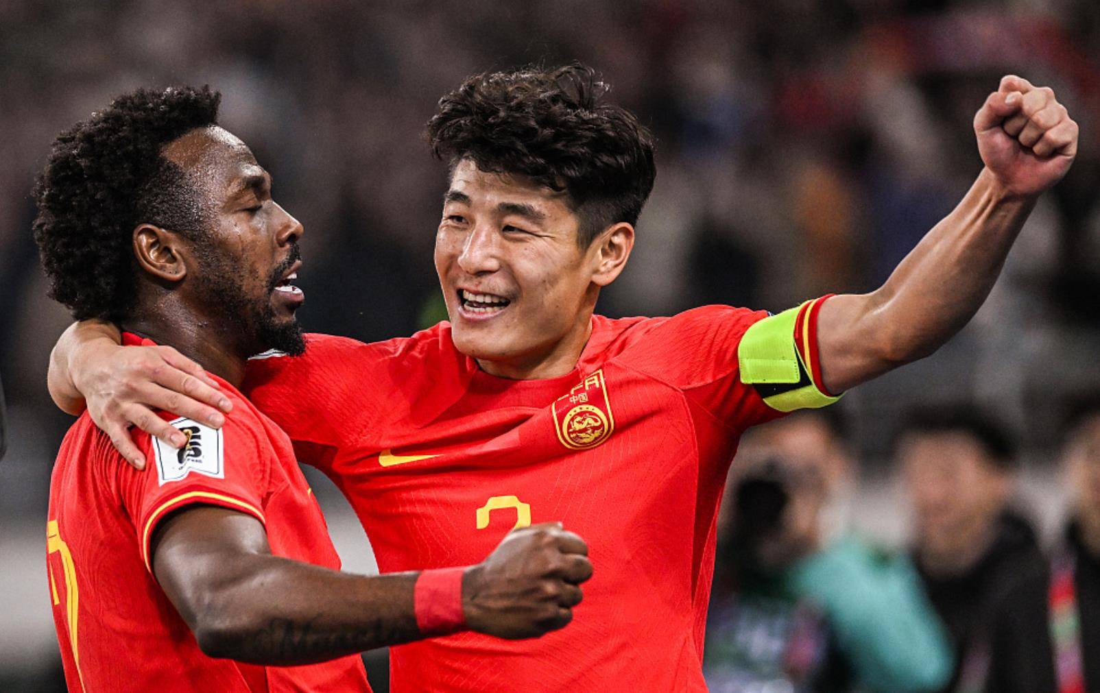 包含国内足球赛事场上球员展现出强大战斗力和技巧的词条